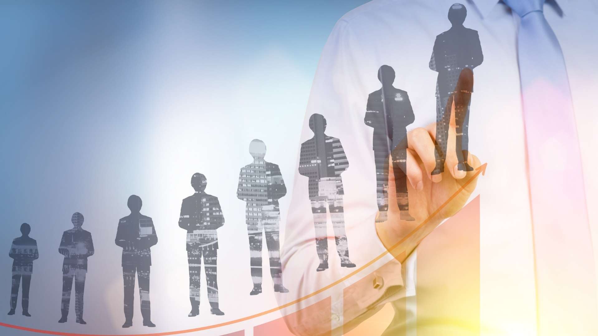 representação de transição de carreira com silhuetas de profissionais em crescimento progressivo e uma seta ascendente.