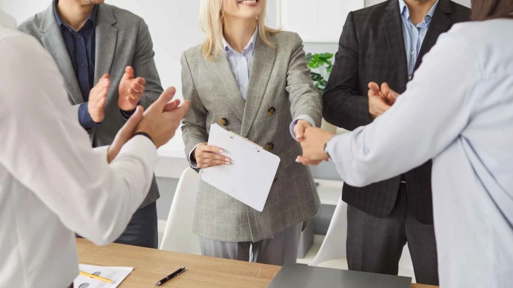 Parceria entre empresas de tecnologia selada com aperto de mãos, simbolizando sucesso com o modelo Talent as a Service