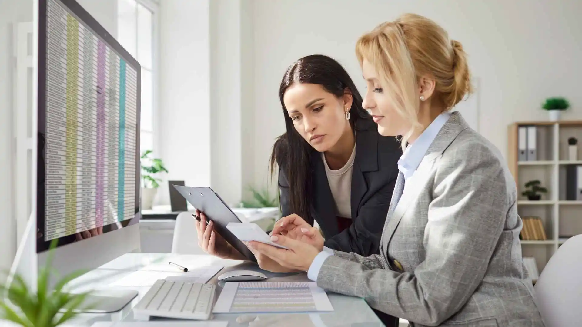 Profissionais analisando dados e discutindo hard skills e soft skills no ambiente de trabalho