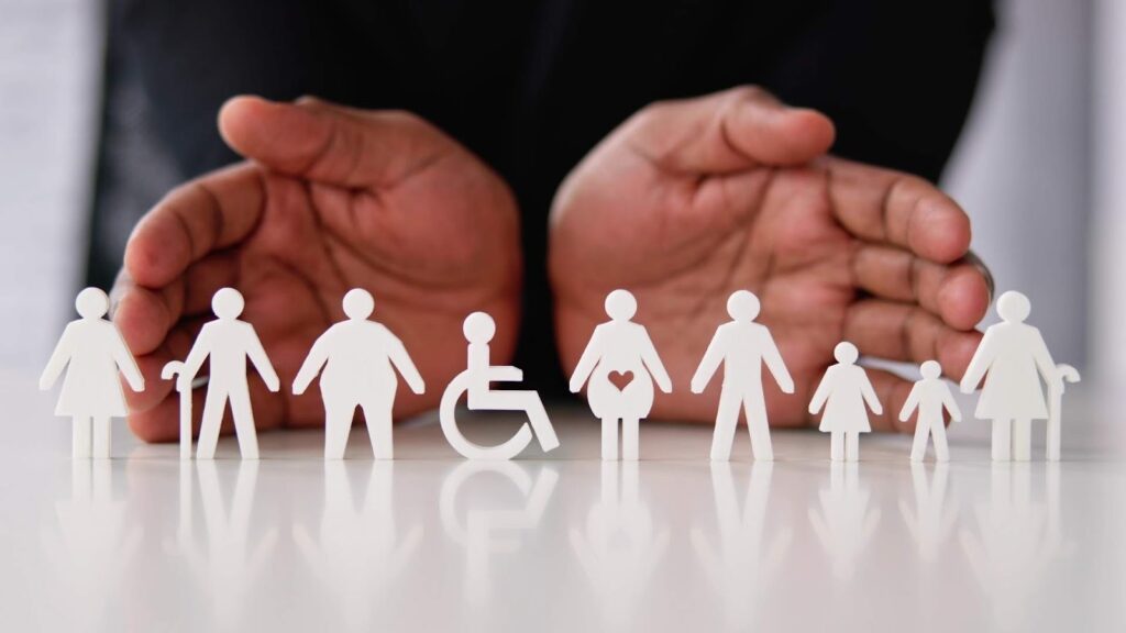 símbolo de diversidade e inclusão representado por figuras humanas diversas, com mãos protegendo diferentes perfis e corpos
