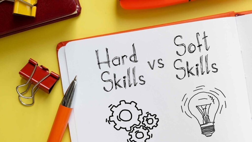 Caderno com a frase Hard Skills vs Soft Skills ilustrando a diferença entre habilidades técnicas e comportamentais